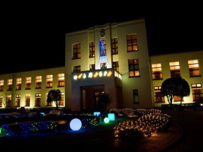 学校にイルミネーションを設置するなら！ポイント・注意点を解説