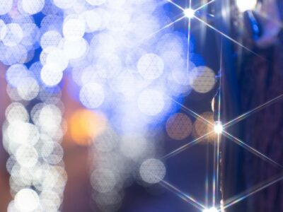 壁にイルミネーションを設置する方法やおしゃれな事例を紹介